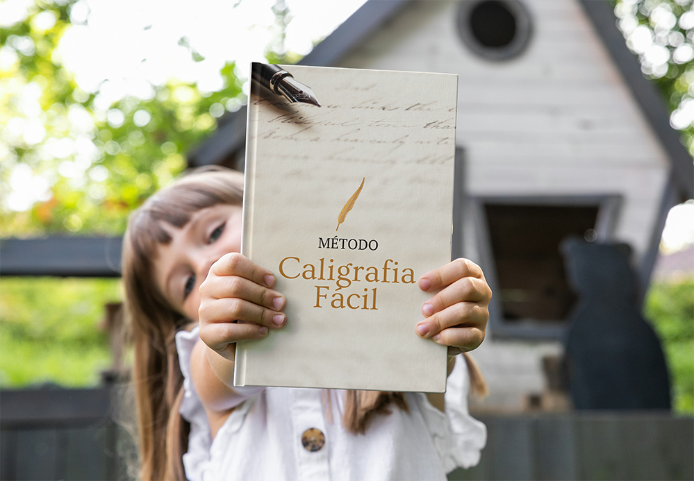 Criança segurando o livro do método Caligrafia Fácil